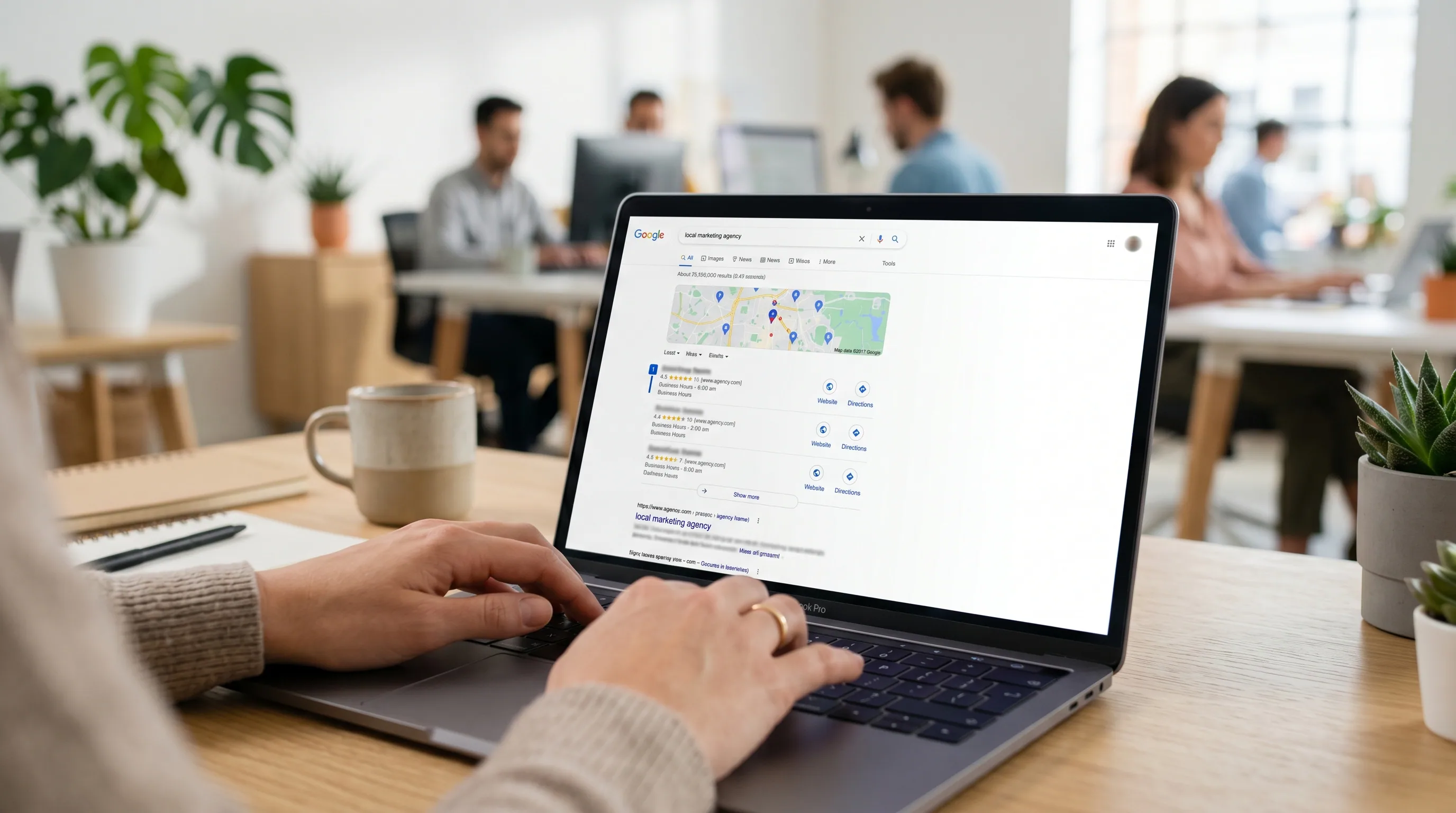 Mapa de finca bananera con zonificación de plantaciones y datos de sensores IoT distribuidos