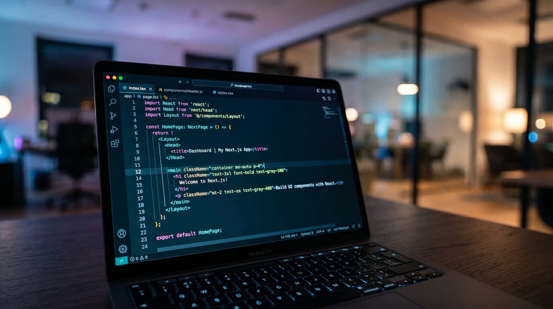 Pantalla con código de programación para desarrollo web a medida