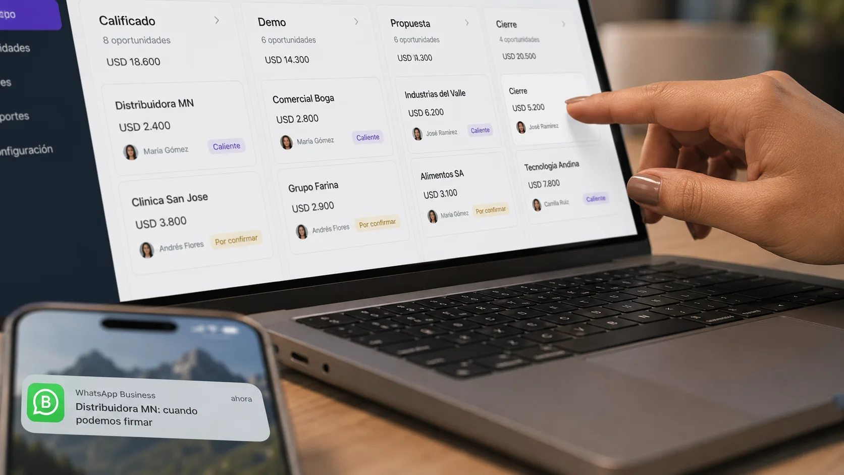 Comparativa visual de dashboards de HubSpot, Pipedrive, Zoho y Kommo mostrando pipelines y conversaciones de WhatsApp Business